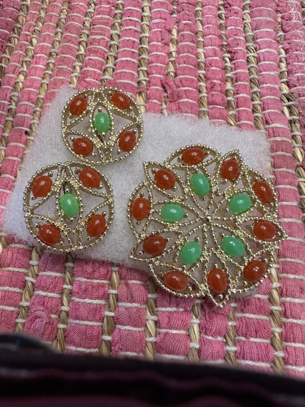 VTG Gold -Tone Sarah CovenBrooch and Earring Set with Green and Orange stones